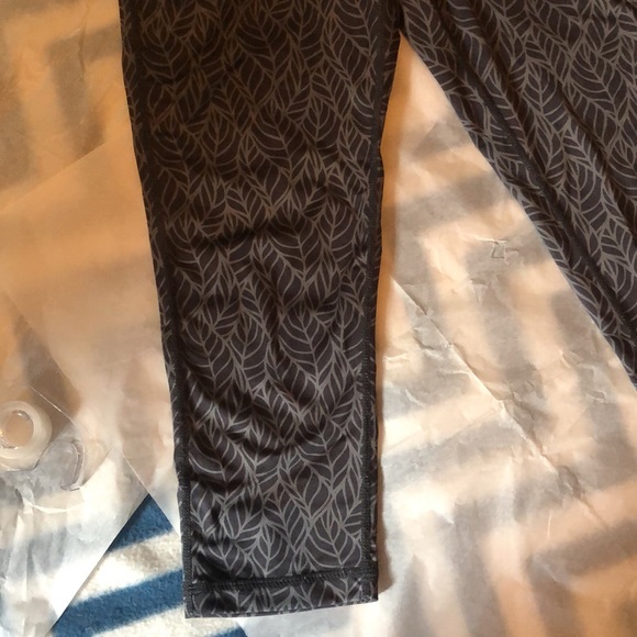 Inner Spirit yoga/workout capris. Pocket inside waistband. Excellent condition - Picture 4 of 12